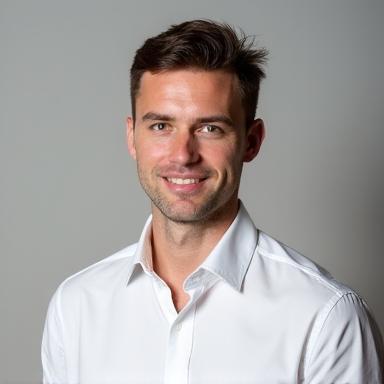 Professionelles Porträtfoto von Lukas Bauer.